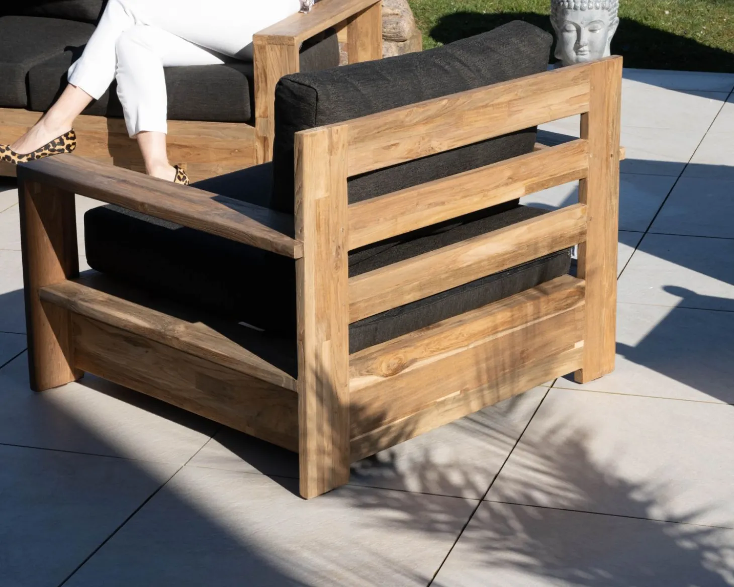 Fauteuil de jardin haut de gamme "Zénith" en teck matelassé tissu gris foncé