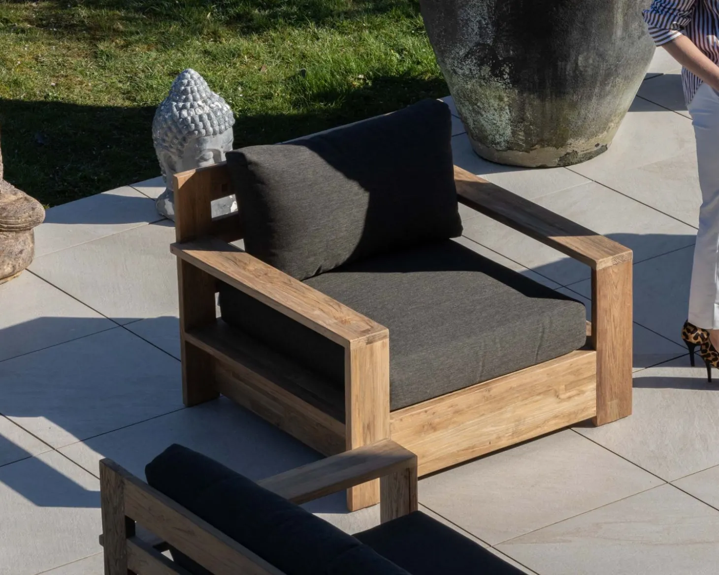Fauteuil de jardin haut de gamme "Zénith" en teck matelassé tissu gris foncé