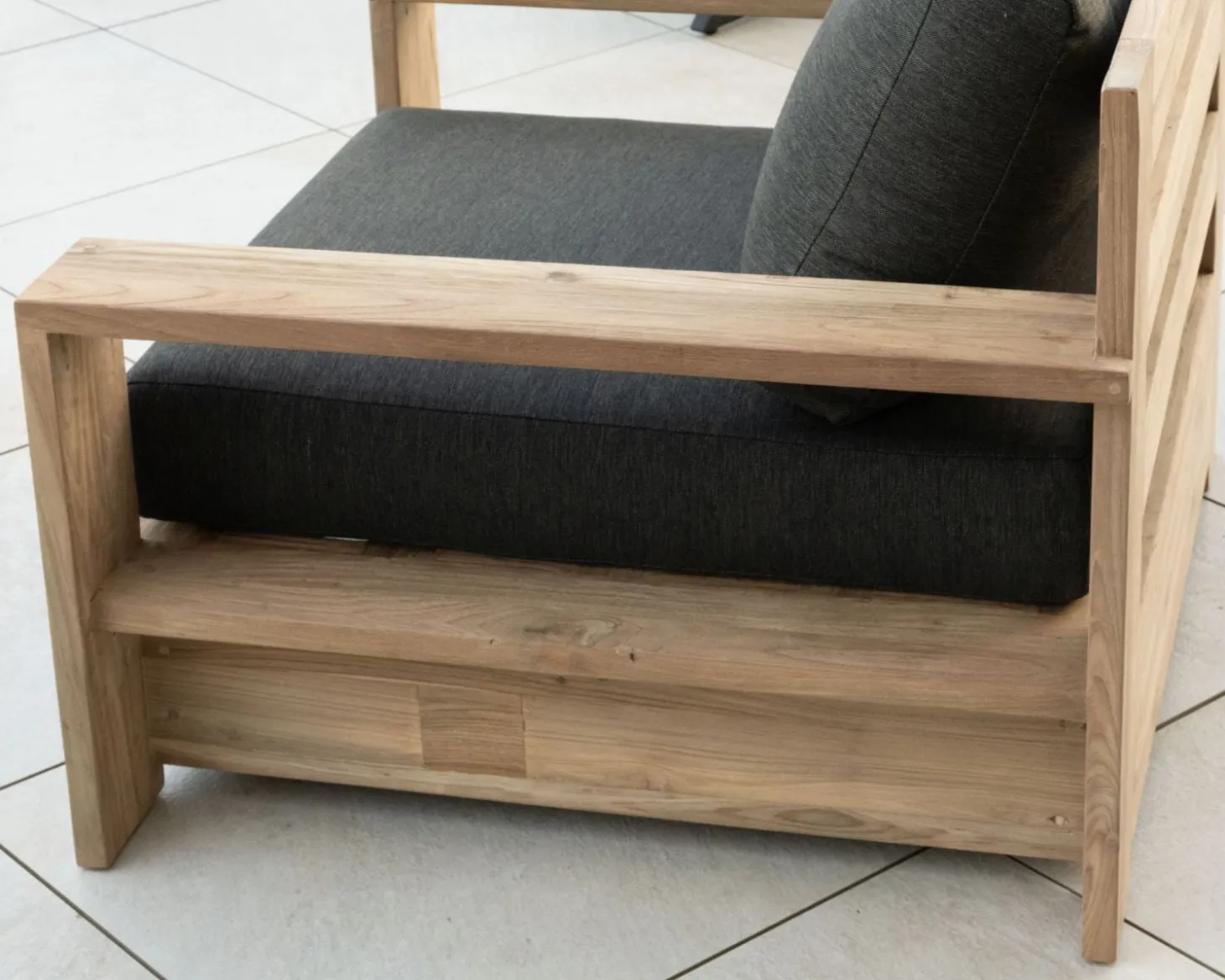 Fauteuil de jardin haut de gamme "Zénith" en teck matelassé tissu gris foncé