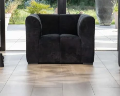 Fauteuil design cubique en velours anthracite avec surpiqures 