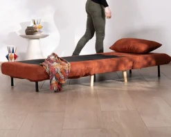 Fauteuil design scandinave en tissu terracotta 
