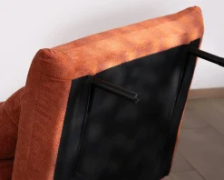 Fauteuil design scandinave en tissu terracotta 