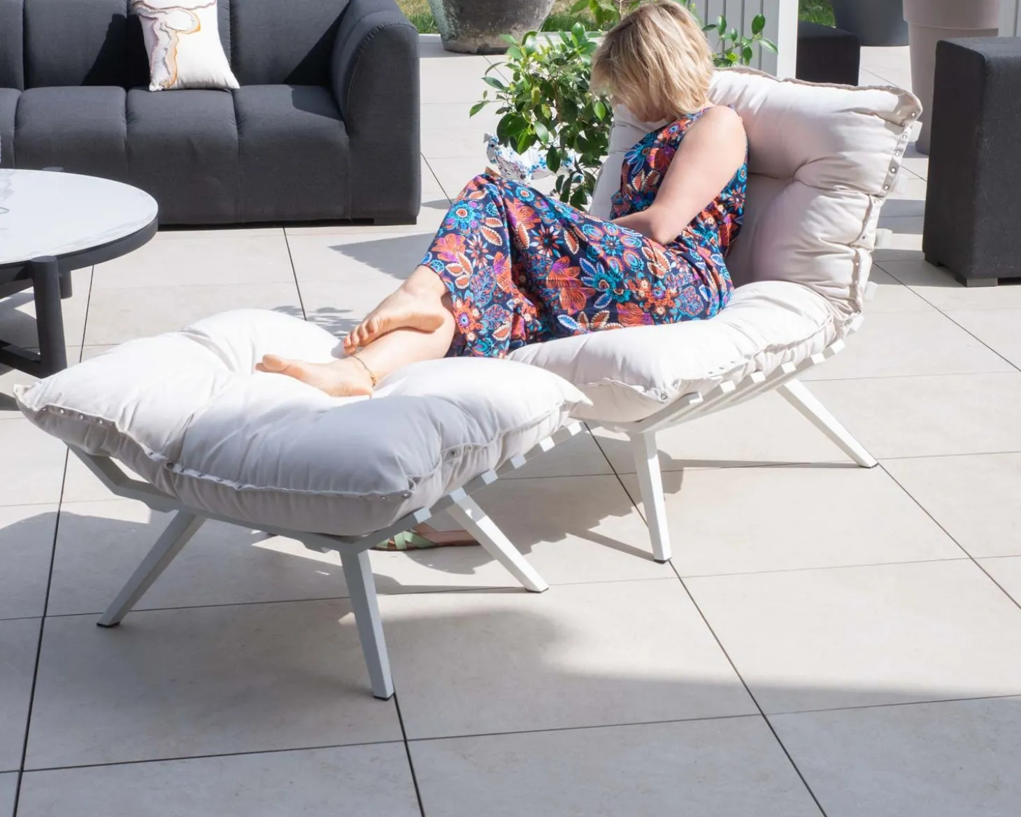 Fauteuil d'extérieur blanc avec repose-pieds modulaire structure aluminium blanche "Lisca"