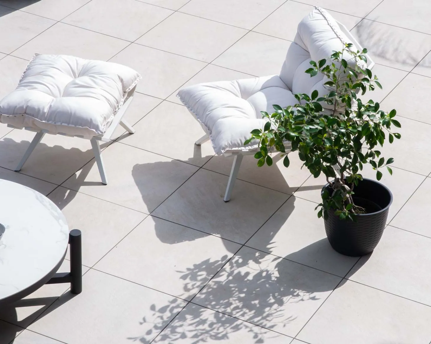 Fauteuil d'extérieur blanc avec repose-pieds modulaire structure aluminium blanche "Lisca"