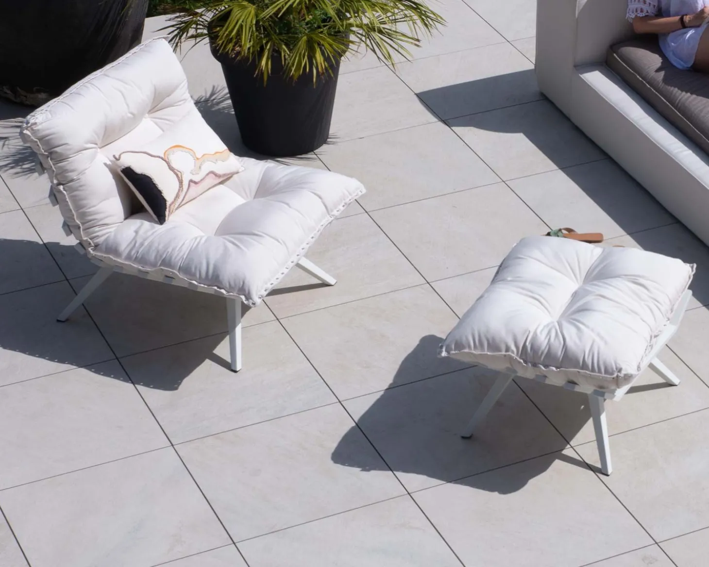Fauteuil d'extérieur blanc avec repose-pieds modulaire structure aluminium blanche "Lisca"