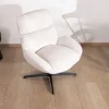 Fauteuil enveloppant en tissu blanc et pied pivotant en métal "Bissett"