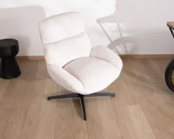 Fauteuil enveloppant en tissu blanc et pied pivotant en métal "Bissett"