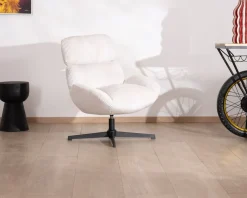 Fauteuil enveloppant en tissu blanc et pied pivotant en métal "Bissett"