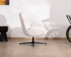 Fauteuil enveloppant en tissu blanc et pied pivotant en métal 