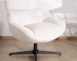Fauteuil enveloppant en tissu blanc et pied pivotant en métal 