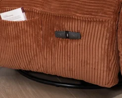 Fauteuil enveloppant en velours côtelé terracotta 