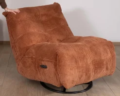 Fauteuil enveloppant en velours côtelé terracotta 