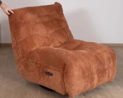 Fauteuil enveloppant en velours côtelé terracotta 