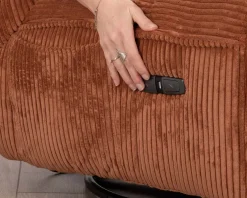 Fauteuil enveloppant en velours côtelé terracotta 