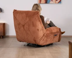 Fauteuil enveloppant en velours côtelé terracotta 