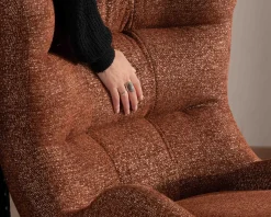 Fauteuil enveloppant et pivotant esprit cocooning et rétro "Calista" en tissu bouclette terracotta