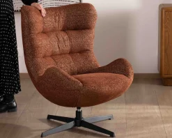 Fauteuil enveloppant et pivotant esprit cocooning et rétro "Calista" en tissu bouclette terracotta