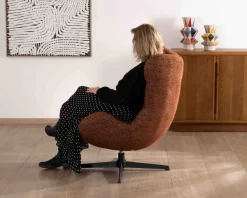 Fauteuil enveloppant et pivotant esprit cocooning et rétro 