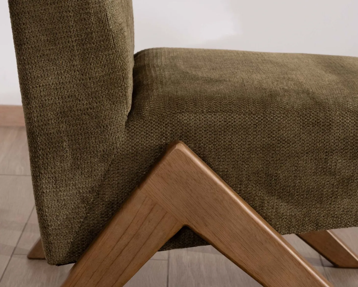 Fauteuil esprit vintage en tissu vert kaki clair "Tolga" pieds boomerang en bois