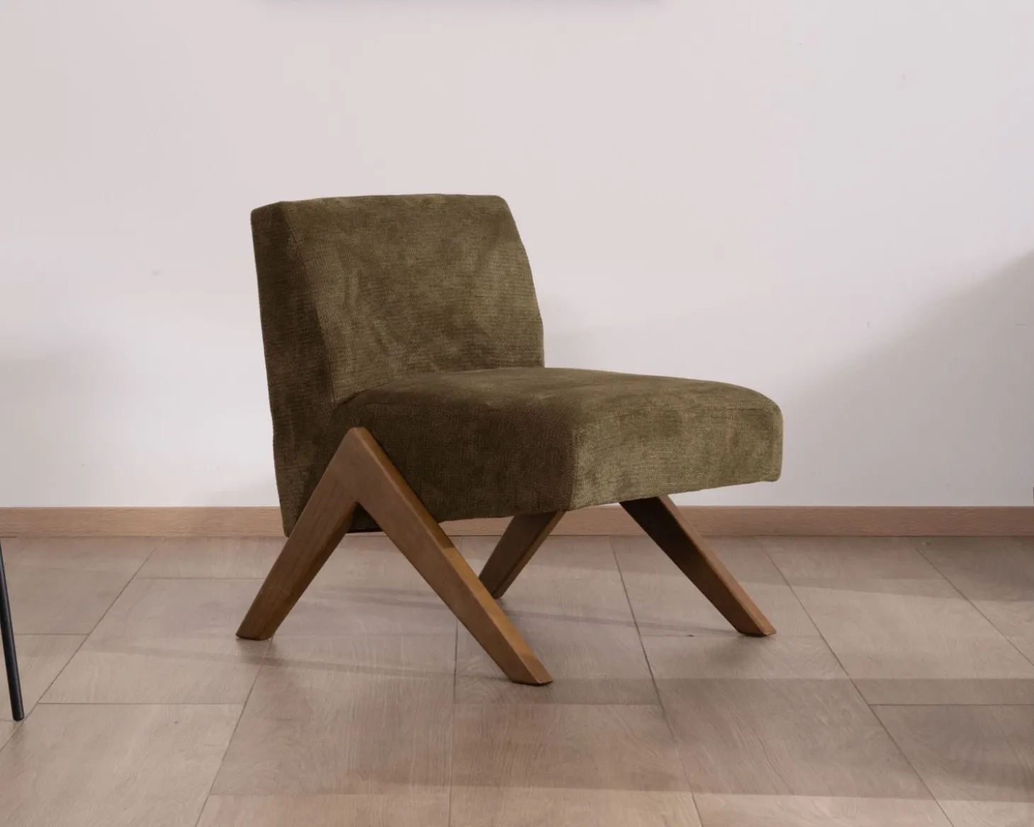 Fauteuil esprit vintage en tissu vert kaki clair "Tolga" pieds boomerang en bois
