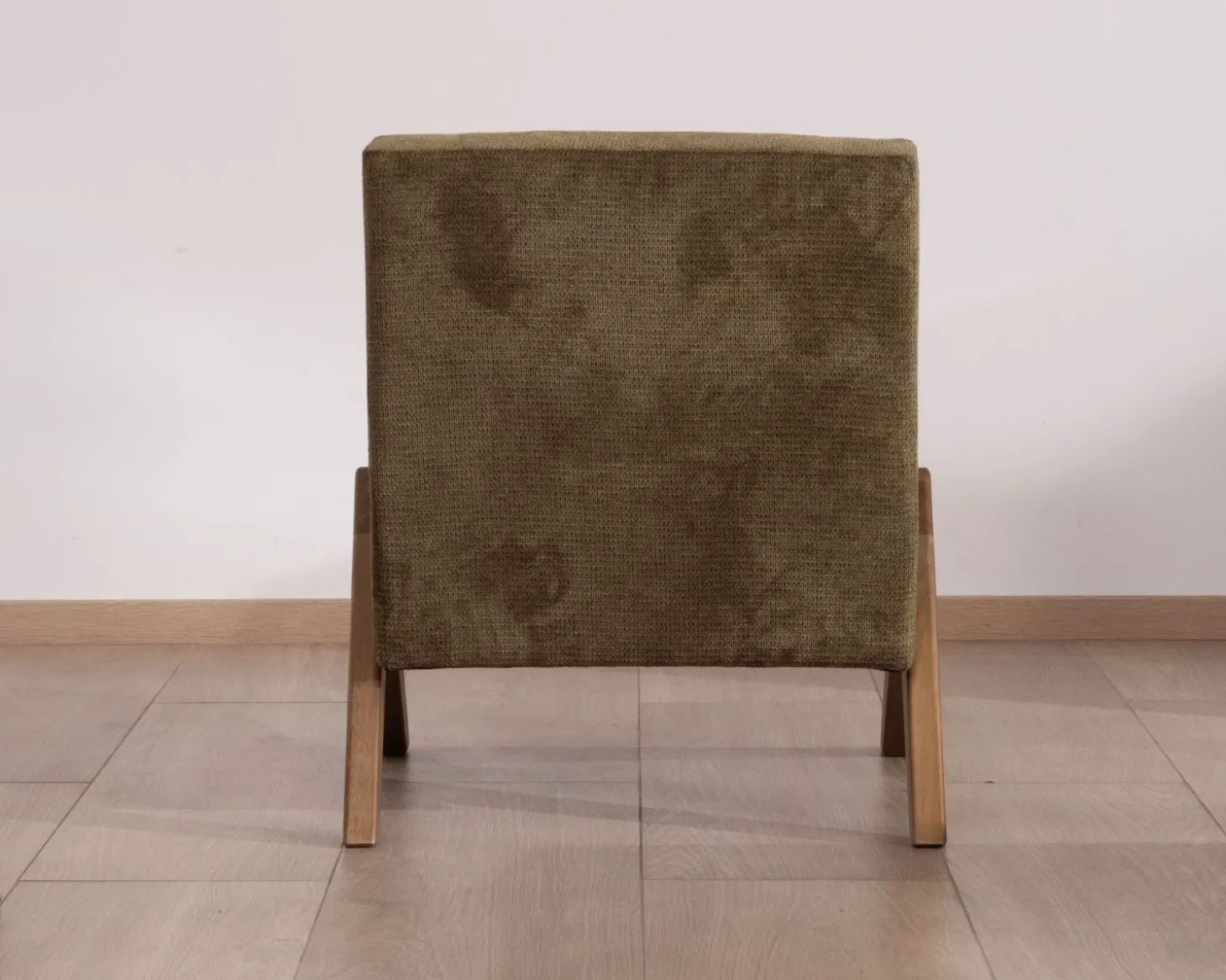 Fauteuil esprit vintage en tissu vert kaki clair "Tolga" pieds boomerang en bois