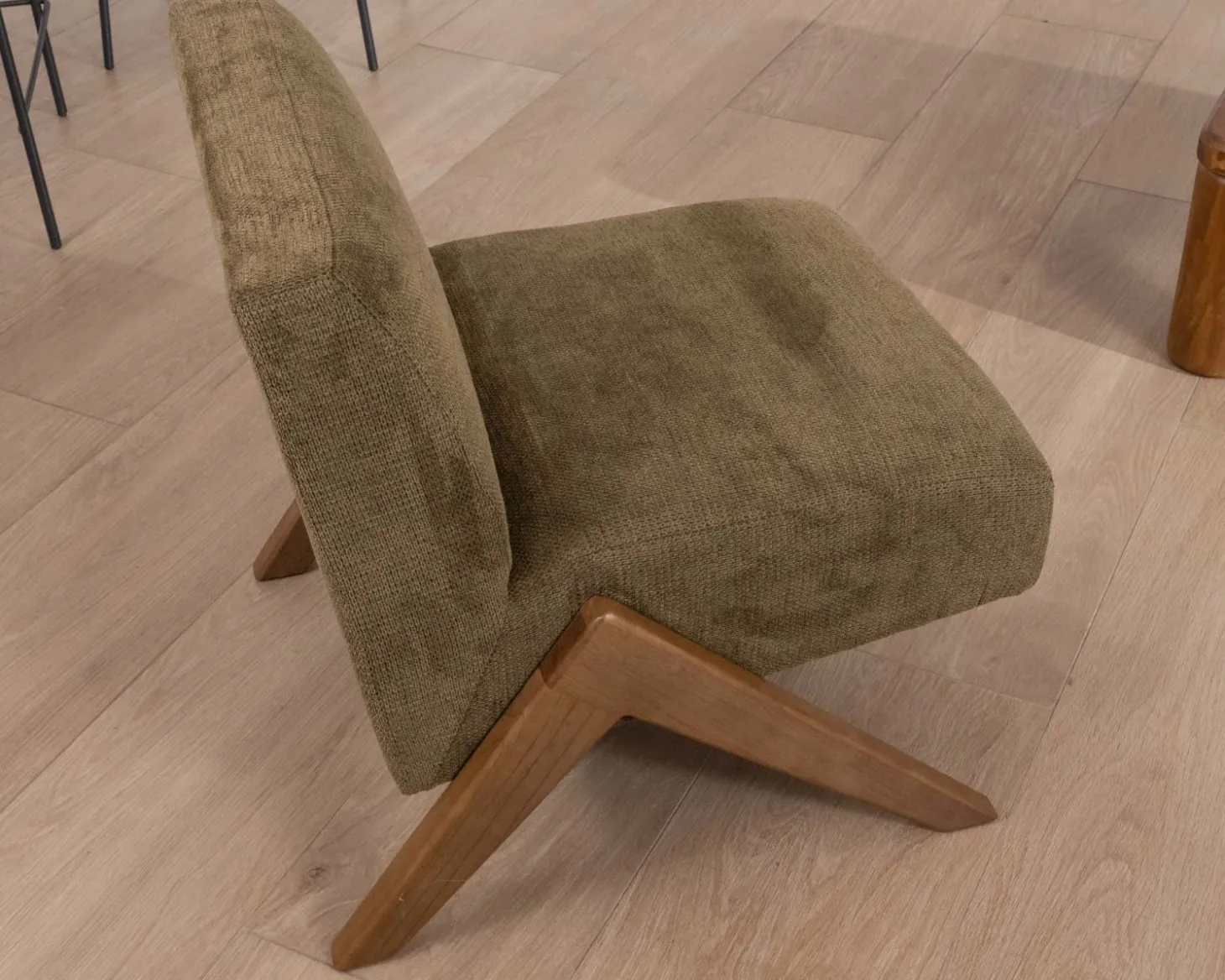 Fauteuil esprit vintage en tissu vert kaki clair "Tolga" pieds boomerang en bois