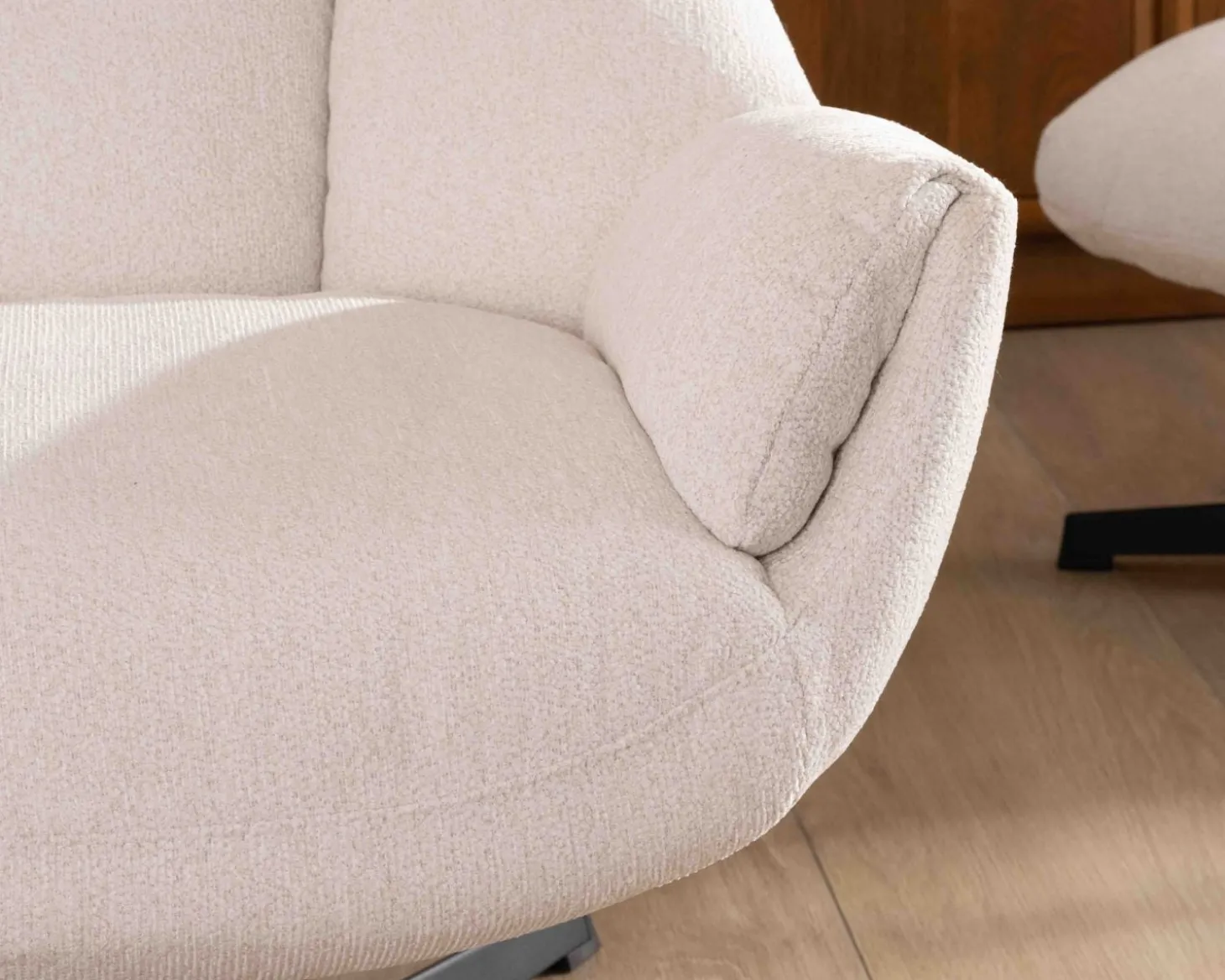 Fauteuil pivotant avec repose-pieds modulaire en tissu bouclette écru "Calista"
