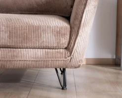 Fauteuil ultra confort esprit scandinave en velours côtelé camel 