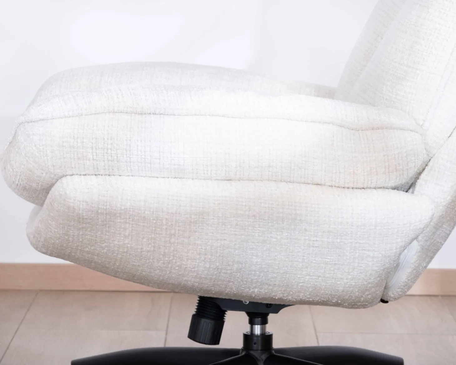 Fauteuil vintage avec pouf en tissu blanc ultra doux "Branson"
