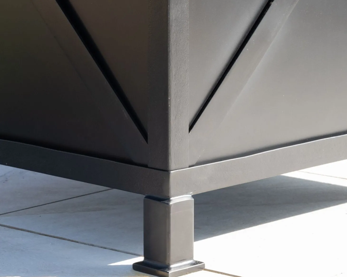 Grand bac décoratif carré 75 cm pour plantations "Gardénia" en métal noir