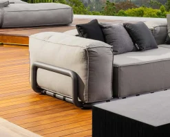 Grand canapé de terrasse droit modulaire esprit décontracté tissu gris 