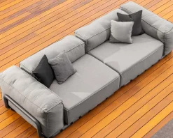 Grand canapé de terrasse droit modulaire esprit décontracté tissu gris 