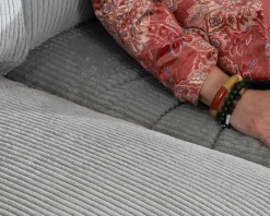 Grand canapé moelleux avec pouf modulaire 