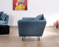 Grand fauteuil cosy en tissu bleu et pieds en métal noir 