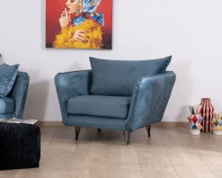Grand fauteuil cosy en tissu bleu et pieds en métal noir 