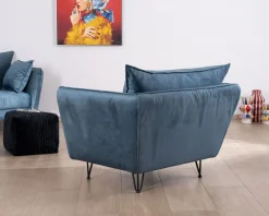 Grand fauteuil cosy en tissu bleu et pieds en métal noir 