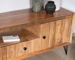 Grand meuble TV 195 cm en acacia façades gaufrées et pieds métal "Wendy"