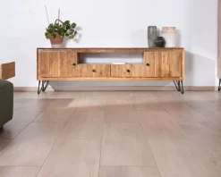 Grand meuble TV 195 cm en acacia façades gaufrées et pieds métal 