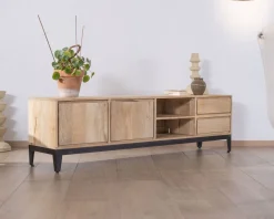 Grand meuble TV 180 cm en manguier massif avec portes, niches et tiroirs 