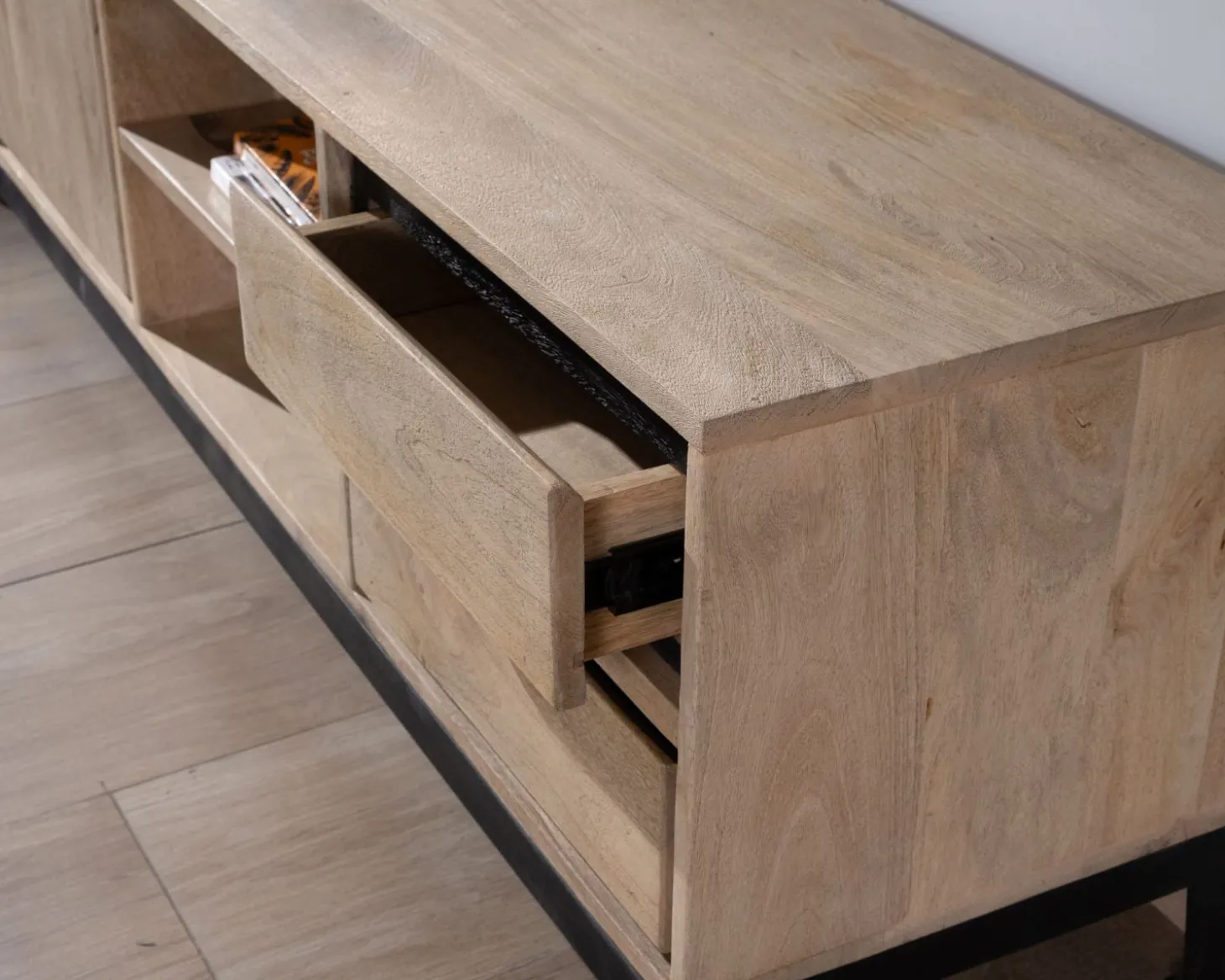 Grand meuble TV bicolore en manguier avec portes, niches et tiroirs "Bocca" 180 cm