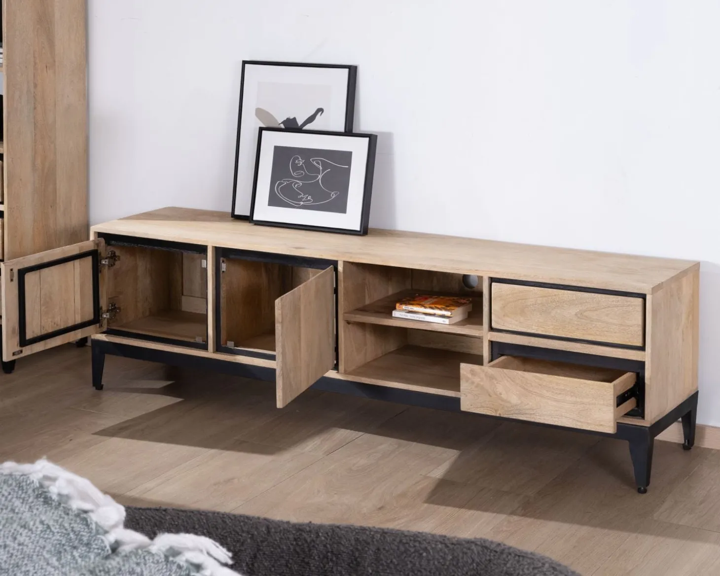 Grand meuble TV bicolore en manguier avec portes, niches et tiroirs "Bocca" 180 cm