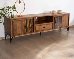 Grand meuble TV 200cm style ethnique avec motif résine "Membatu" acacia massif et piètement métal