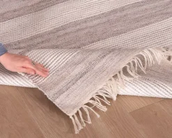 Grand tapis avec franges rayé coloris clairs 