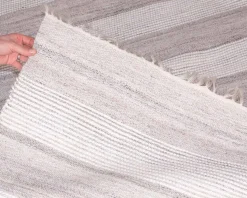 Grand tapis avec franges rayé coloris clairs 