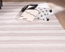 Grand tapis avec franges rayé coloris clairs 