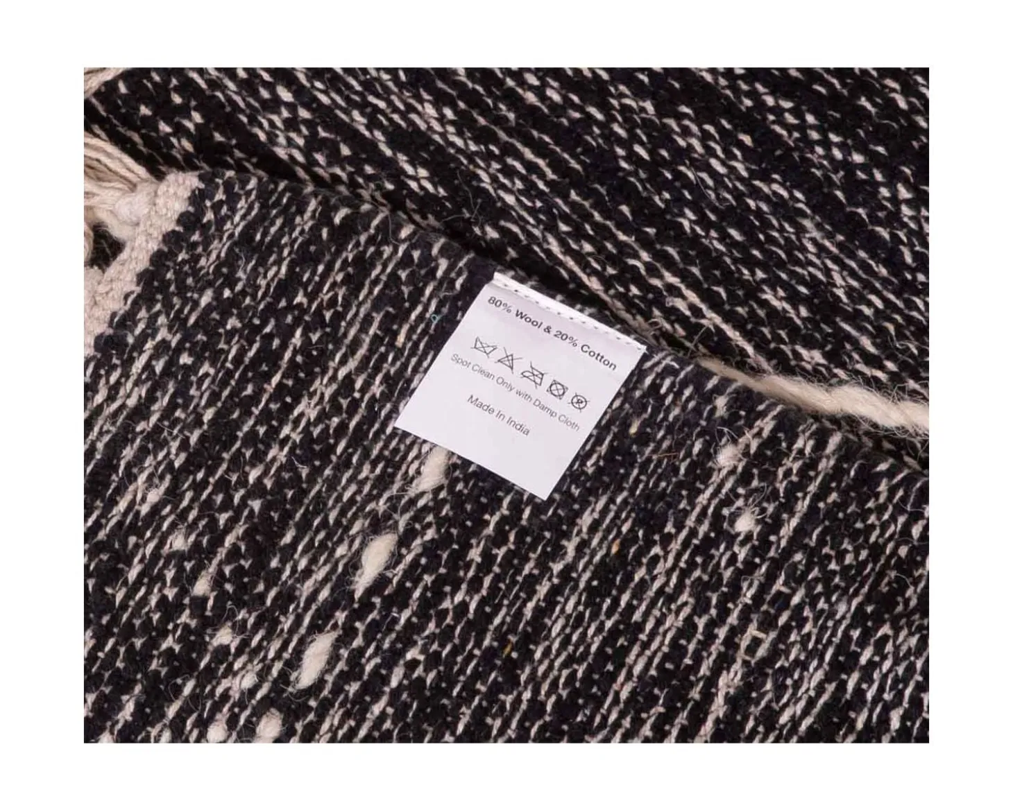 Grand tapis ethnique noir motifs brodés blancs "Solira" 300x200cm