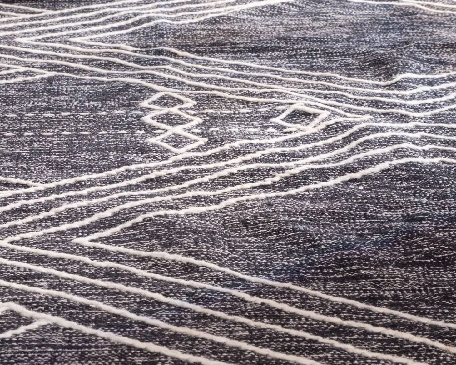 Grand tapis ethnique noir motifs brodés blancs "Solira" 300x200cm