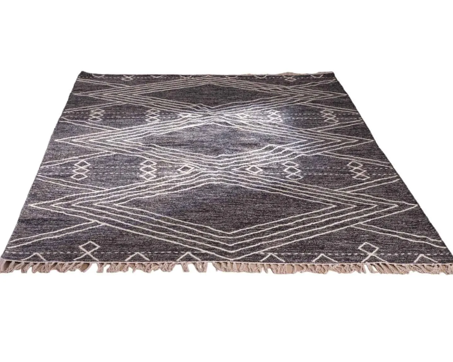 Grand tapis ethnique noir motifs brodés blancs "Solira" 300x200cm