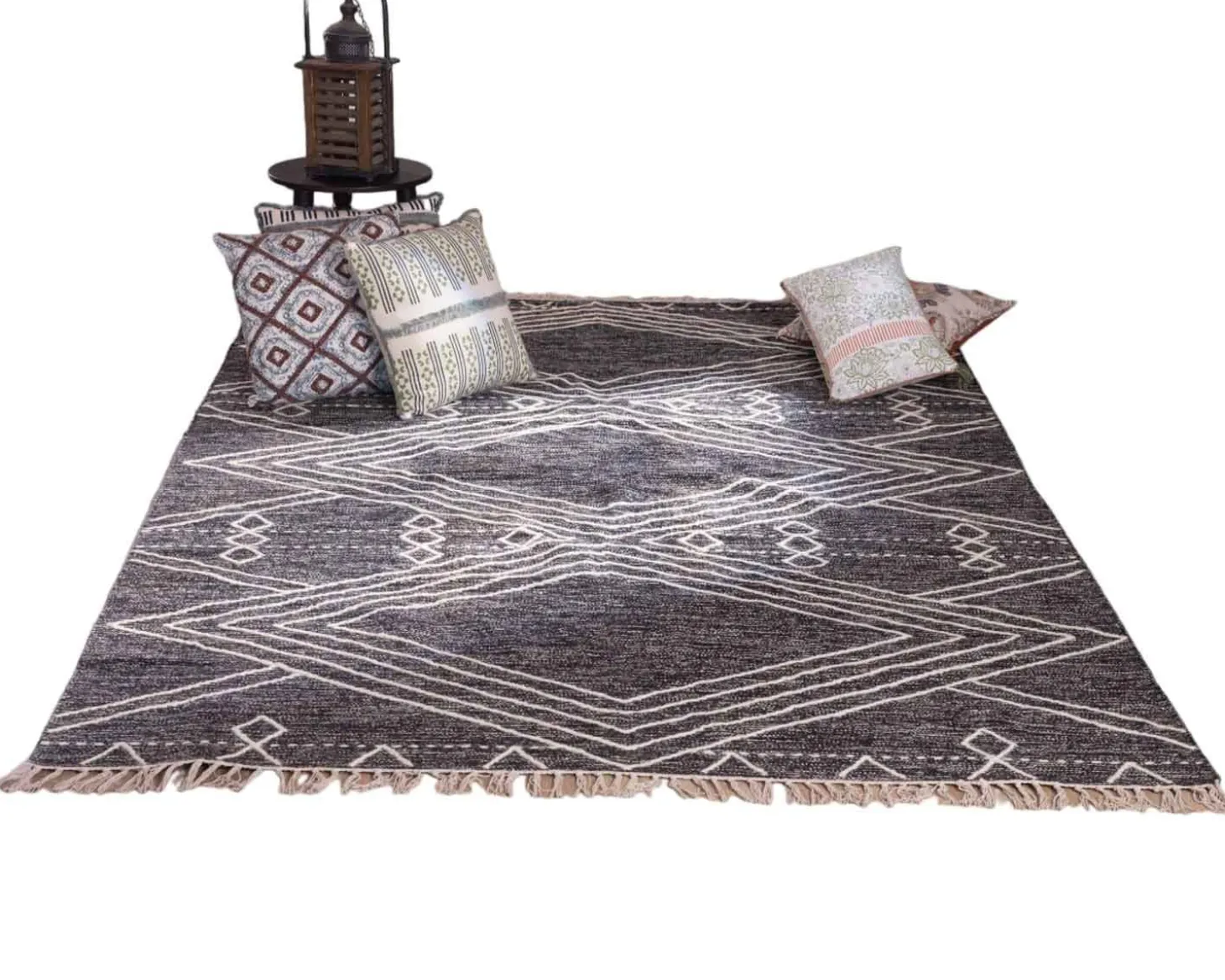 Grand tapis ethnique noir motifs brodés blancs "Solira" 300x200cm