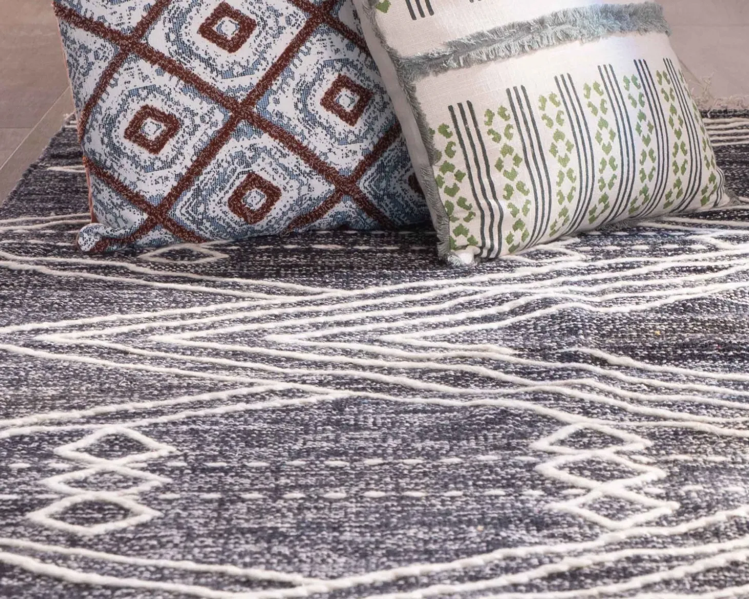 Grand tapis ethnique noir motifs brodés blancs "Solira" 300x200cm